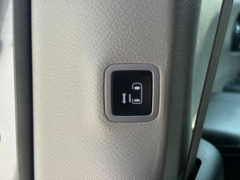 Used 2023 Chrysler Pacifica Touring-L FWD image 28