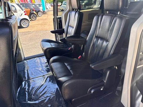 Used 2015 Chrysler Town & Country Touring FWD image 12