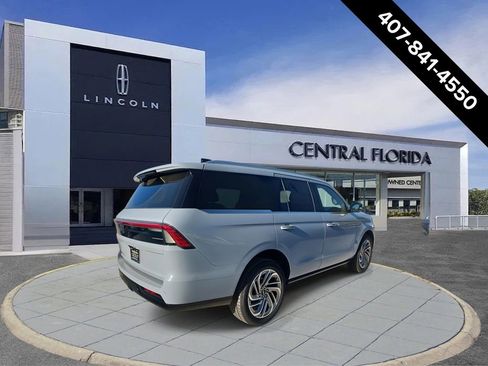 New 2026 Lincoln Navigator Reserve image 3