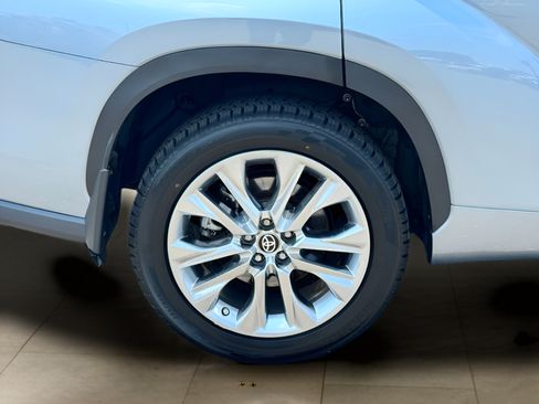 Used 2024 Toyota Highlander Limited AWD/4WD image 44