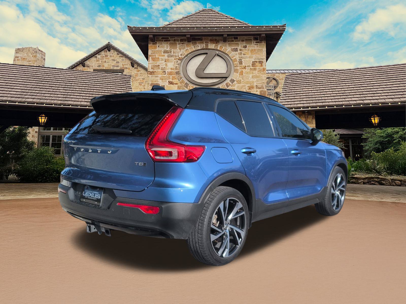 Used 2021 Volvo XC40 T5 R-Design w/ Protection Package AWD/4WD image 2