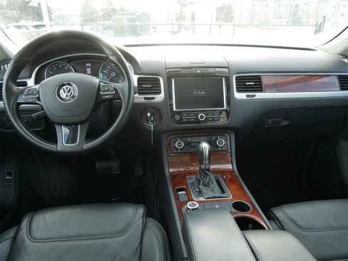 Used 2013 Volkswagen Touareg VR6 image 12
