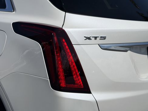 Certified 2023 Cadillac XT5 Premium Luxury FWD image 9