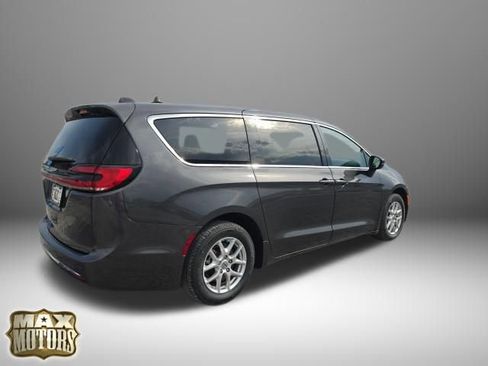 Used 2023 Chrysler Pacifica Touring-L image 13
