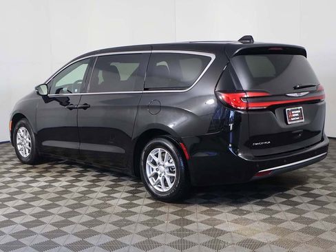 Used 2025 Chrysler Pacifica Select image 8