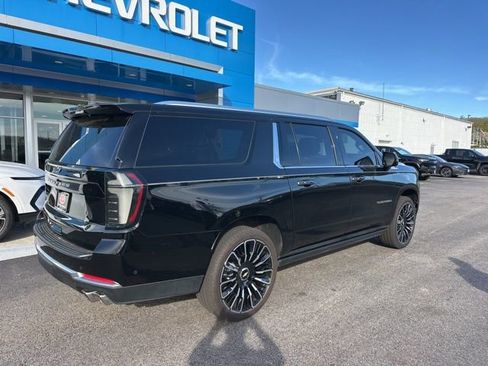 Used 2026 Chevrolet Suburban High Country AWD/4WD image 2