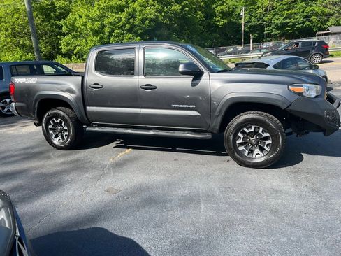 Used 2017 Toyota Tacoma TRD Off-Road image 19