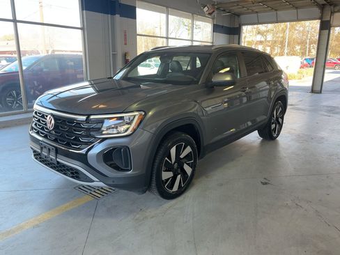 Used 2025 Volkswagen Atlas Cross Sport SE image 3