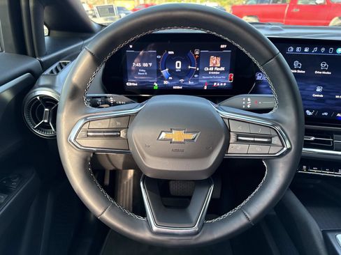 Used 2025 Chevrolet Equinox EV LT w/ Comfort Package image 14