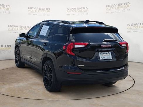 Used 2024 GMC Terrain SLE w/ Driver Convenience Package FWD image 3