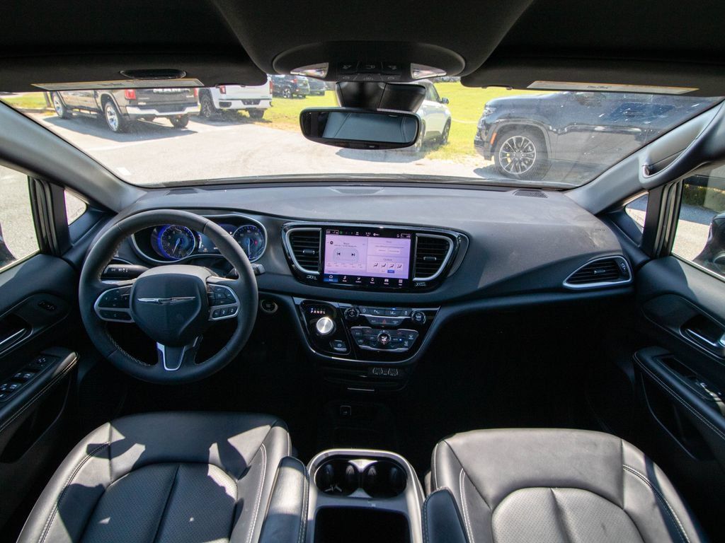 Used 2025 Chrysler Pacifica Select FWD image 23