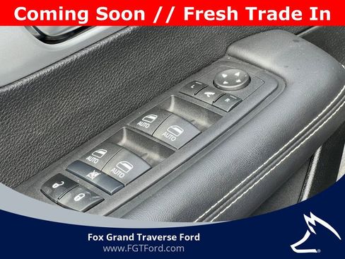 Used 2025 Chrysler Pacifica Limited FWD image 17