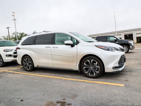 Used 2025 Toyota Sienna Platinum image 7