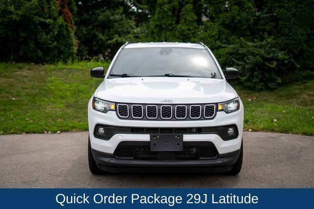 Used 2024 Jeep Compass Latitude AWD/4WD image 2