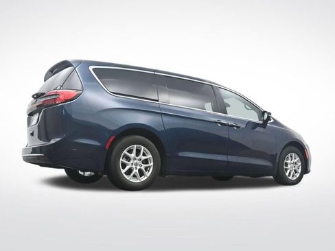 Used 2025 Chrysler Pacifica Select image 34