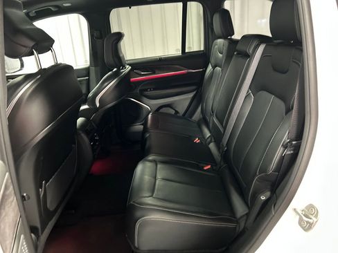 Used 2025 Jeep Grand Cherokee Overland w/ Luxury Tech Group IV AWD/4WD image 24