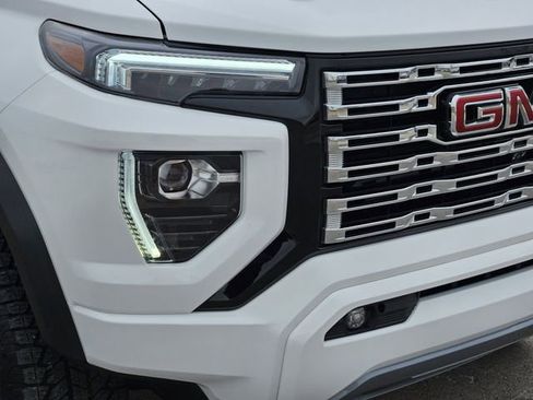 Used 2025 GMC Canyon Denali image 8