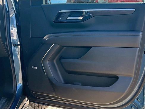 Used 2025 Chevrolet Suburban LT image 23