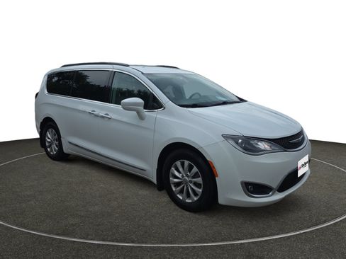 Used 2017 Chrysler Pacifica Touring-L FWD image 8