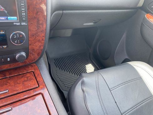 Used 2013 Chevrolet Suburban LTZ RWD image 31
