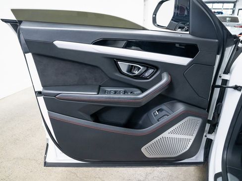 Used 2020 Lamborghini Urus image 18