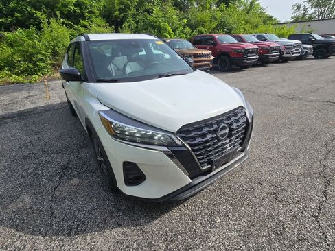 Used 2024 Nissan Kicks SR w/ SR Premium Package FWD image 11
