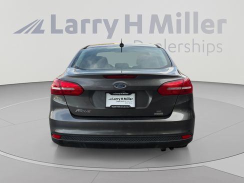 Used 2018 Ford Focus SE w/ SE Appearance Package FWD image 4