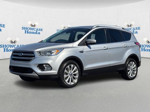 Used 2017 Ford Escape Titanium image 2