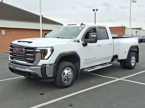 Used 2024 GMC Sierra 3500 SLE w/ SLE Value Package image 3
