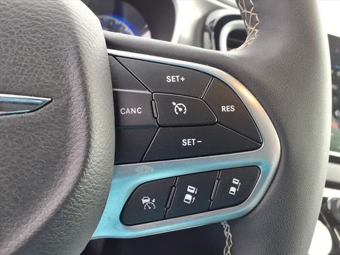 Used 2025 Chrysler Pacifica Select image 20