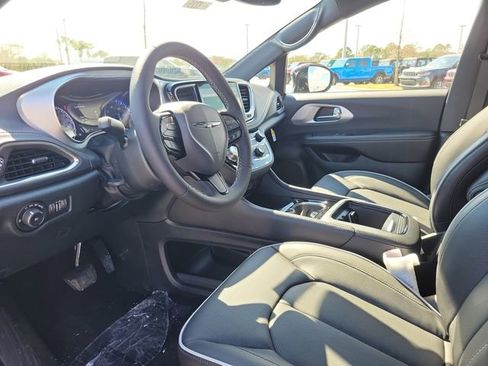 New 2026 Chrysler Pacifica Limited image 19