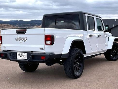 Used 2023 Jeep Gladiator Overland image 5
