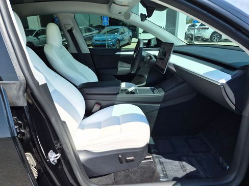 Used 2024 Tesla Model Y Long Range AWD/4WD image 33