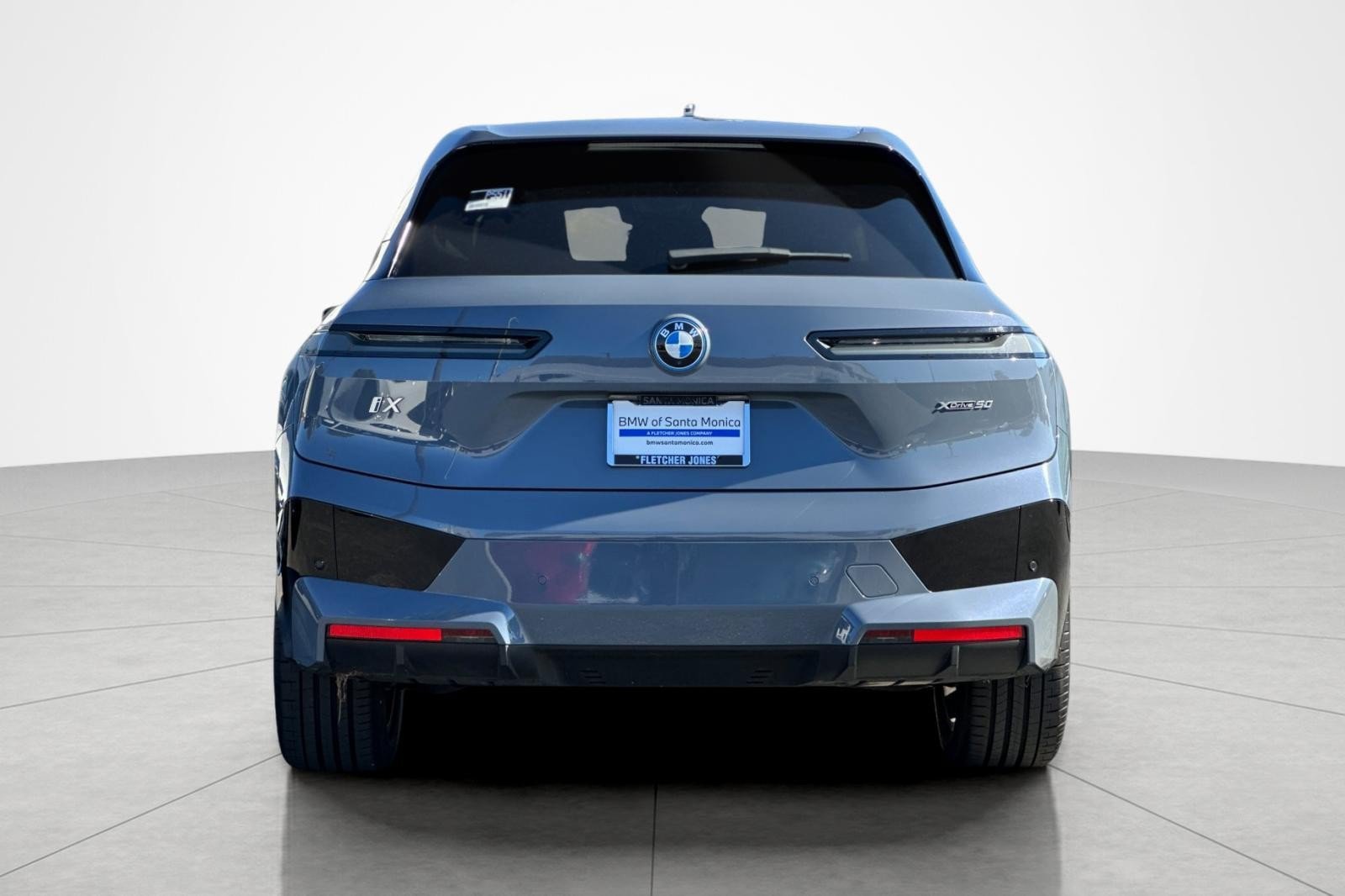 Used 2024 BMW iX xDrive50 w/ Sport Package AWD/4WD image 4