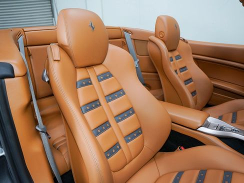 Used 2014 Ferrari California RWD image 28