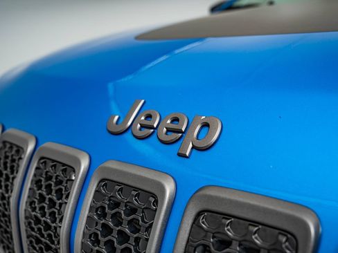 Used 2020 Jeep Cherokee Trailhawk w/ Cold Weather Group AWD/4WD image 12