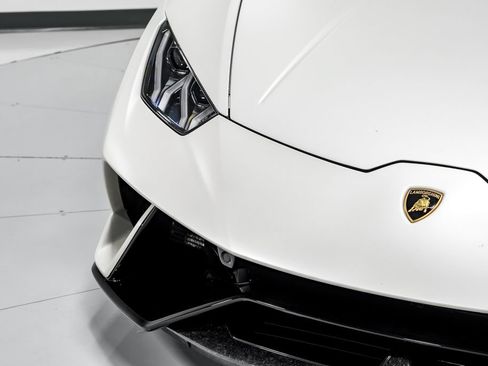 Used 2018 Lamborghini Huracan Performante AWD/4WD image 39