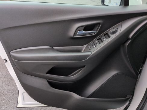 Certified 2022 Chevrolet Trax LT w/ LT Convenience Package image 21