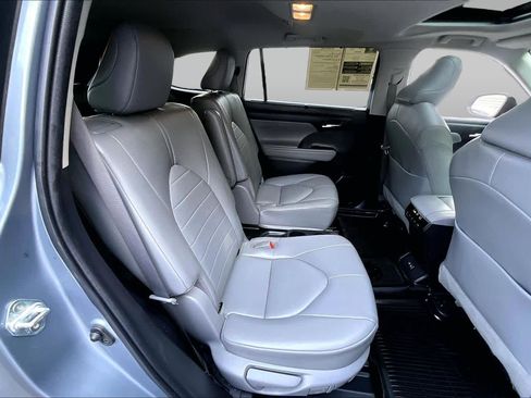 Used 2022 Toyota Highlander XLE AWD/4WD image 19