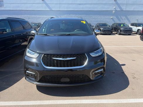 Used 2024 Chrysler Pacifica Pinnacle AWD/4WD image 2