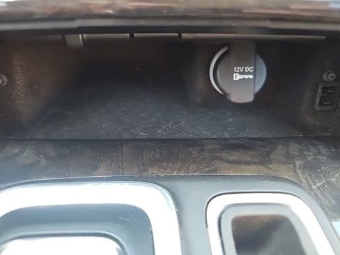 Used 2018 Chrysler 300 Limited AWD/4WD image 18