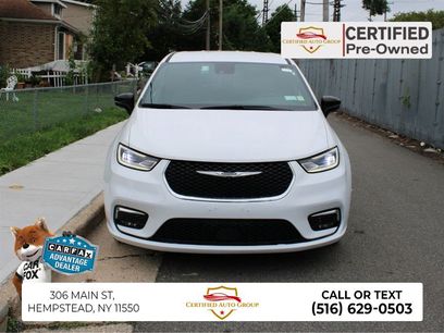 Used 2025 Chrysler Pacifica Select