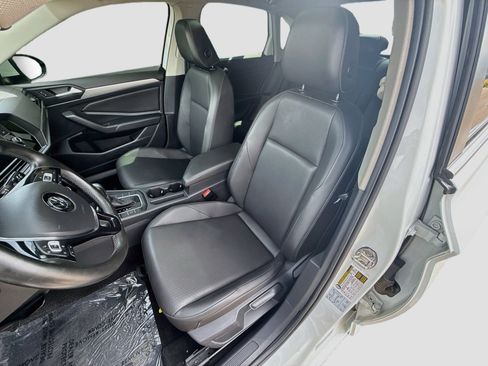Used 2019 Volkswagen Jetta SE w/ Cold Weather Package FWD image 13