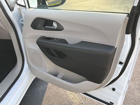 Used 2024 Chrysler Pacifica Limited FWD image 14