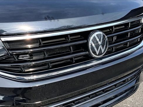 Certified 2022 Volkswagen Tiguan SE R-Line image 31