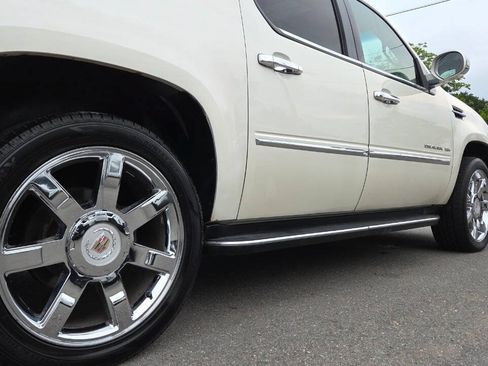 Used 2010 Cadillac Escalade ESV Luxury AWD/4WD image 16