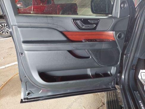 Used 2024 Lincoln Navigator Premiere AWD/4WD image 29