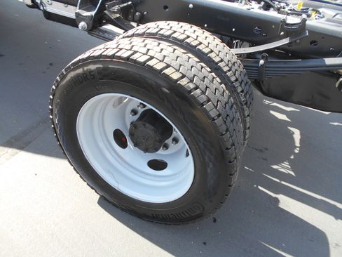 New 2025 Ford F550 4x4 Regular Cab Super Duty image 33