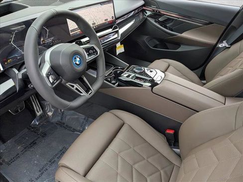 New 2026 BMW 550e xDrive 550e xDrive w/ Premium Package image 3