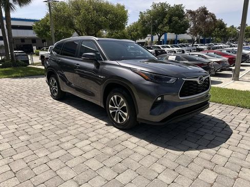 Used 2024 Toyota Highlander XLE FWD image 16